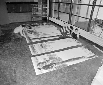 881513 Afbeelding van medewerkers van de Gemeentelijke Fotodienst in het gebouw van het gemeentearchief Utrecht ...